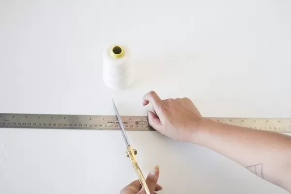 صور - كيف تصنعين قلادة من المناديل الورقية بطريقة سهلة ؟