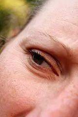 صور - كيفية وضع مكياج العيون لإخفاء ترهل الجفون