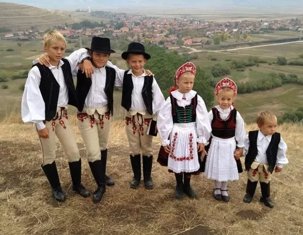 ازياء الاطفال التقليدية في المجر