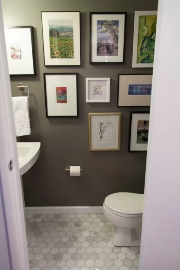 من اساليب ديكورات حمامات 2018 استخدام اللوحات الفنية المختلفة