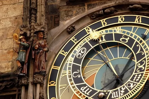 الساعة الفلكية من اجمل اماكن سياحية في براغ