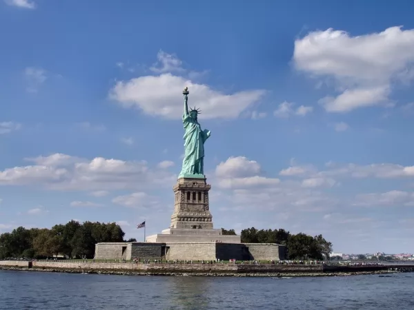 تمثال الحرية في نيويورك من اجمل المناطق السياحية في الولايات المتحدة الامريكية