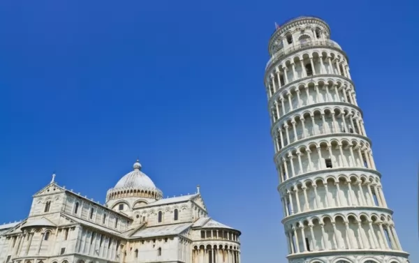 برج بيزا المائل من عجائب العالم المعمارية