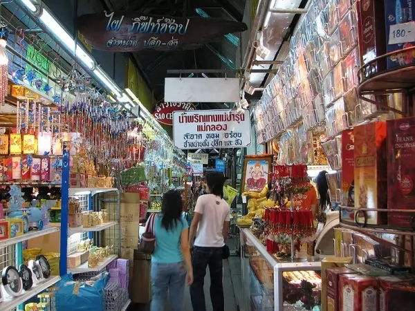 مركز تسوق تشاتوشاك من اهم المعالم السياحية في بانكوك
