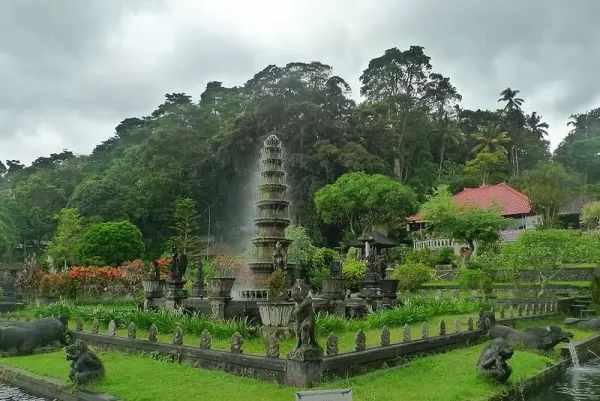 قصر تيرتا غانغا المائي من اجمل اماكن سياحية في بالي