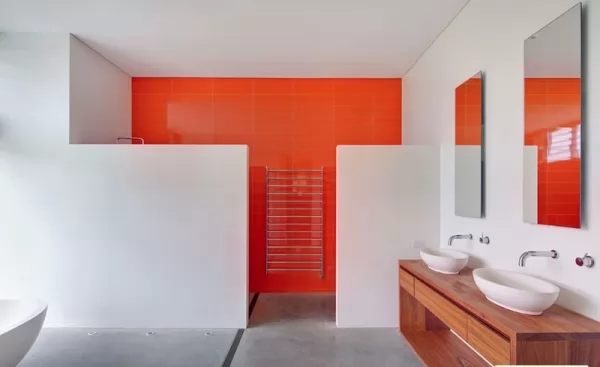 مزج اللون الابيض مع البرتقالى لتشطيب جدران كابينة الشاو
