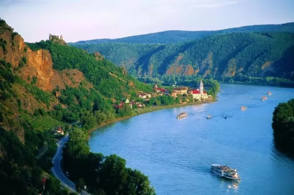 بحيرة ورثير سي من اجمل اماكن سياحية في النمسا