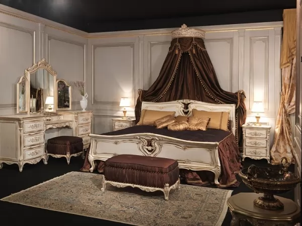 الستائر المتدلية اعلى السرير فى غرف النوم الايطالي