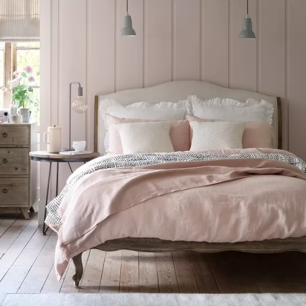 تصميمات من غرف النوم الوردية الرائعة بالصور Pink-bedrooms_1544_3_1559616816