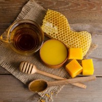 ما هي أهم فوائد شمع العسل للشعر، وما هي كيفية استخدامه؟